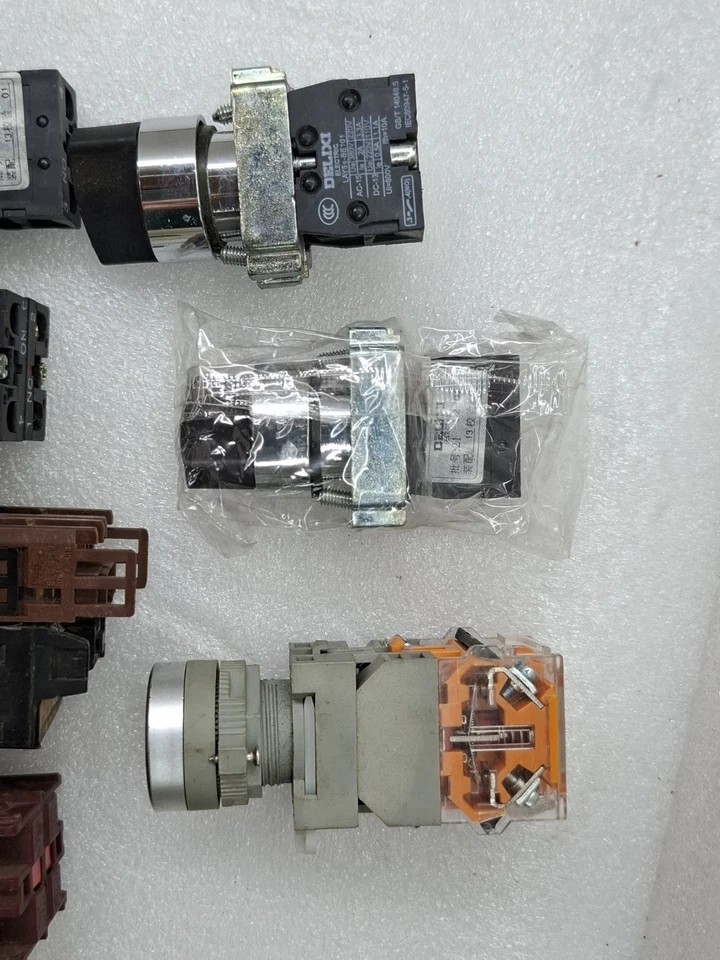 LOT OF 8 PCS SCHNEIDER & DELIXI MIX SWITCH